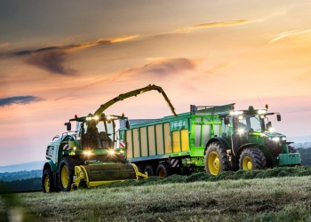 Кормоуборочный комбайн John Deere 8300